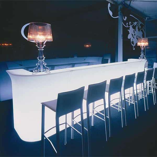 Leuchtende Bar aus verschiedenen Bauteilen für Veranstaltungen